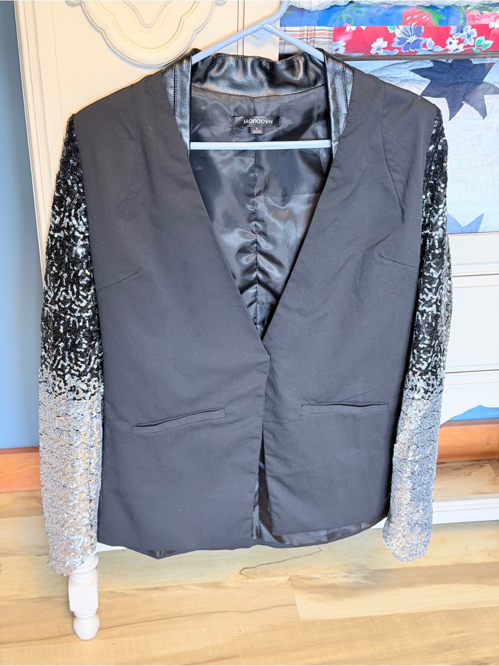 HAODUOYI Black Blazer With Black and Silver Ombré Sequin & Long Sleeve Sz Small